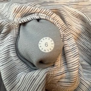 NWOT Never Worn Lululemon Wunder Under size 6 grey/white pattern 25”